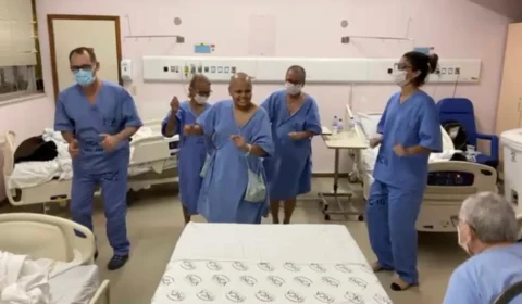 Pacientes em tratamento de Câncer fazem singela homenagem ao cantor Zezinho Corrêa; Veja Vídeo
