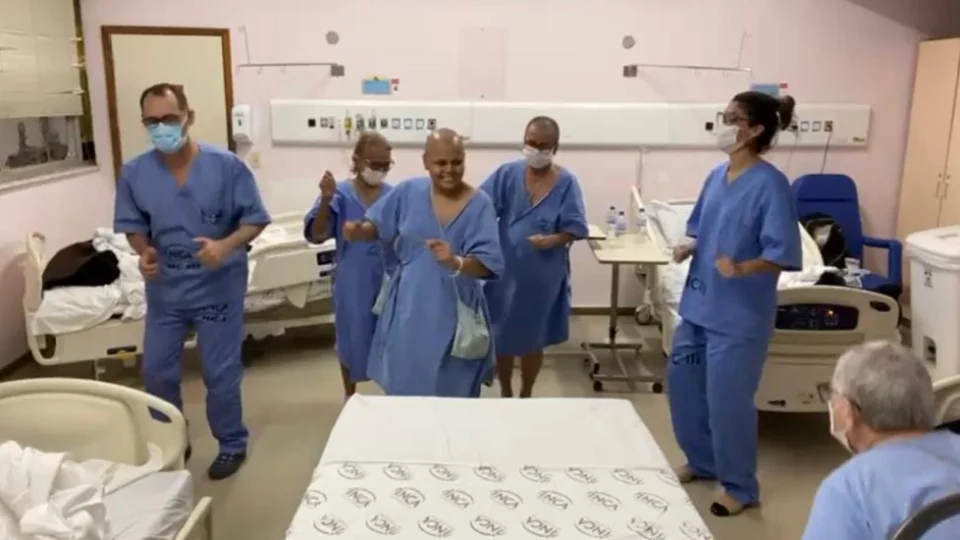 Pacientes fazem homenagem para o cantor Zezinho Corrêa