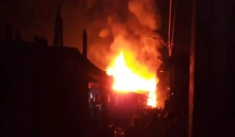 Incêndio de grandes proporções atinge três casas em Tefé; Veja Vídeo