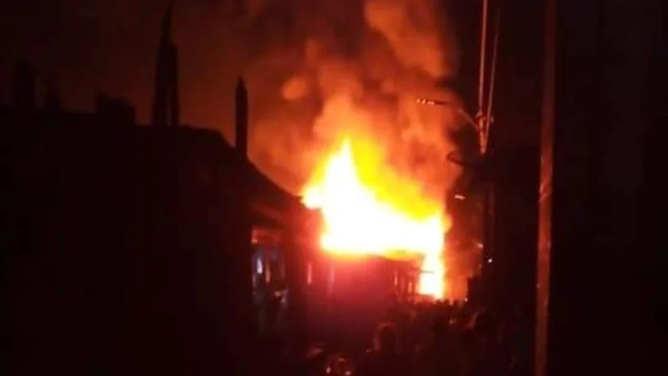 Incêndio de grandes proporções atinge três casas em Tefé; Veja Vídeo