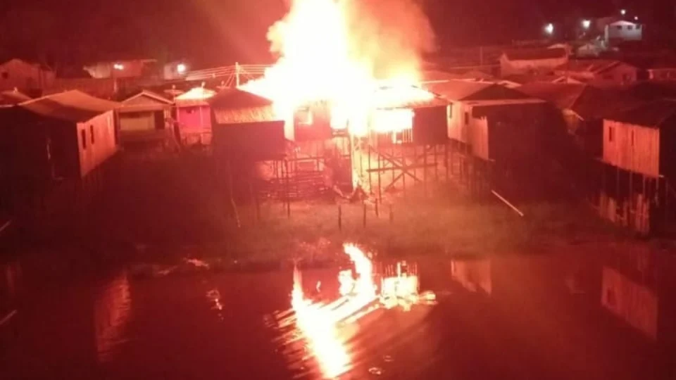 Grande incêndio gera desespero em Tefé; Veja Vídeo