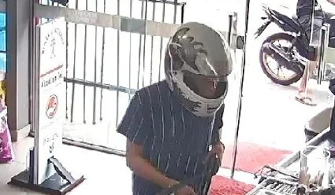 VEJA VÍDEO-Dupla assalta loja e suspeito armado leva bombons do caixa, em Manaus