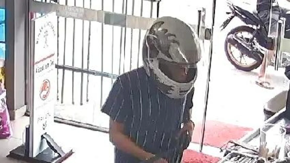 VEJA VÍDEO-Dupla assalta loja e suspeito armado leva bombons do caixa, em Manaus