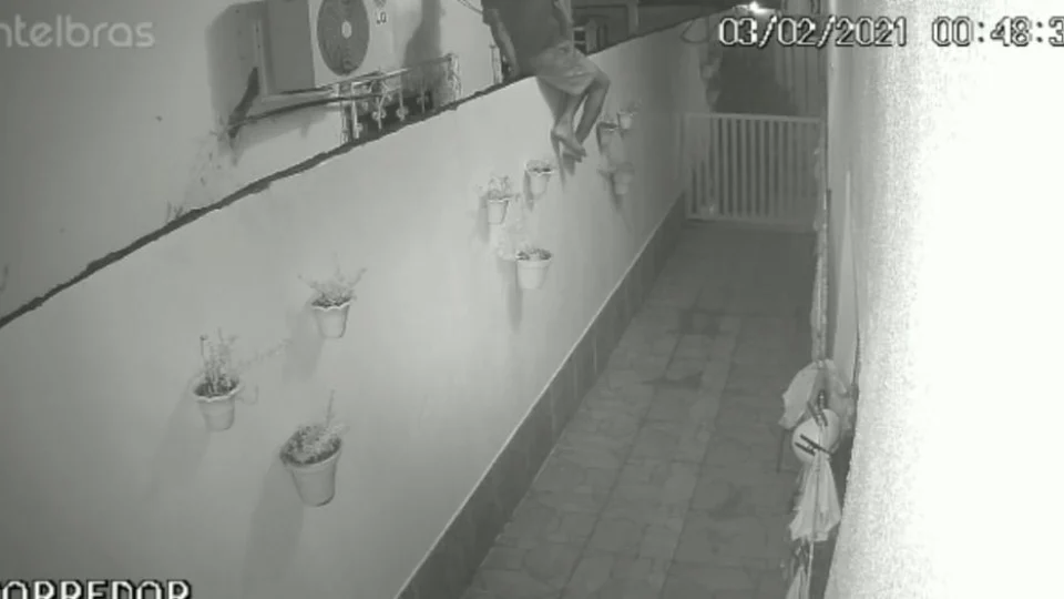 Veja vídeo de homem pulando muro para furtar objetivos da casa de uma escrivã da Polícia Civil.