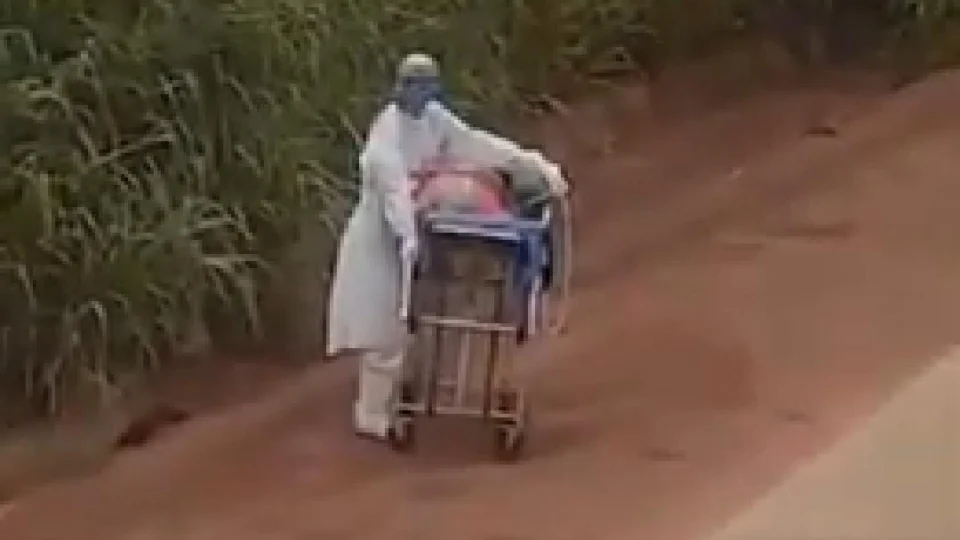 VEJA VÍDEO;Enfermeiro empurra maca com paciente em bloqueio de via na Transamazônica