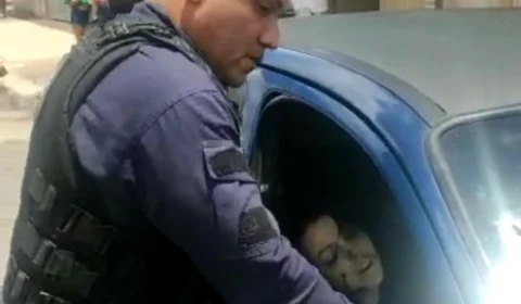 VEJA VÍDEO – Cachorro de casal executado no DF sobrevive a tiro e policiais fazem “vakinha” para cirurgia do animal