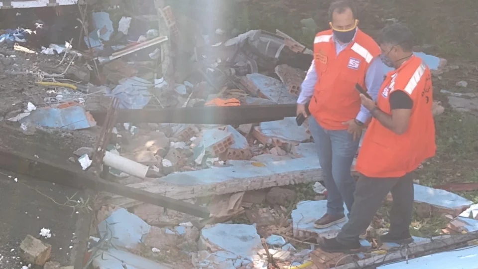 Casa desaba e mata morador que estava dormindo, na Cidade Nova; Veja vídeo