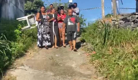 VEJA VÍDEO: Esposa de vidraceiro que morreu após desabamento chega ao local da tragédia