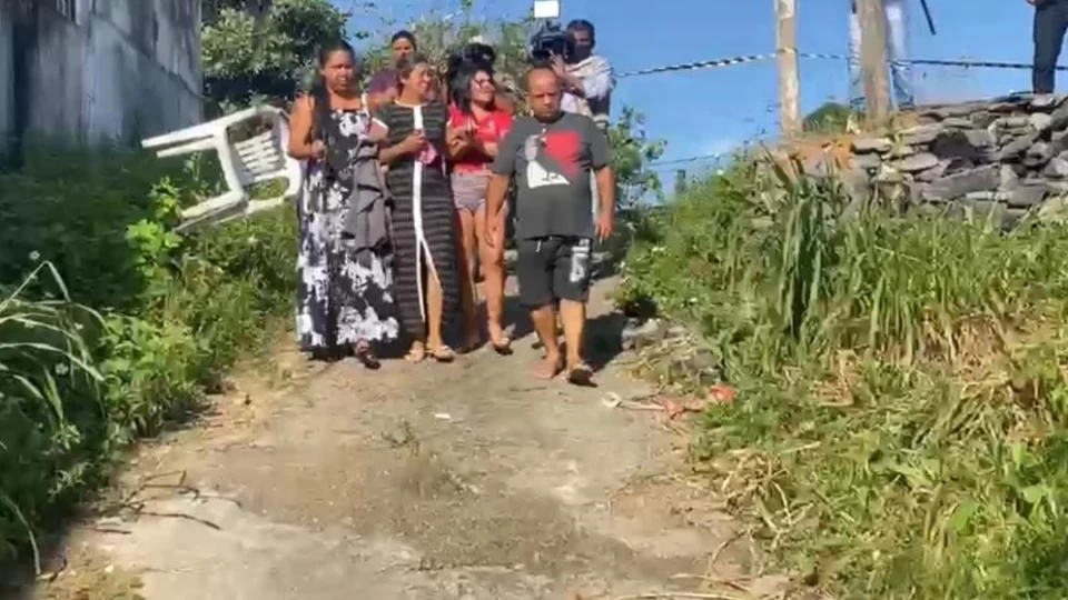 VEJA VÍDEO: Esposa de vidraceiro que morreu após desabamento chega ao local da tragédia