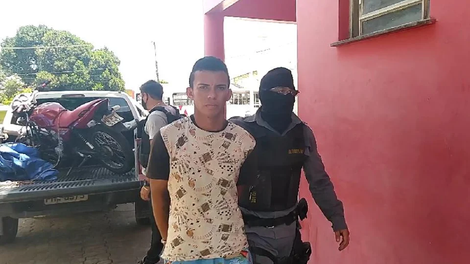 Dupla de assaltantes é presa após um deles ser espancado pela população, na zona Leste