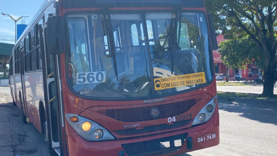 Bandidos tocam o terror durante assalto a ônibus da linha 560 em Manaus