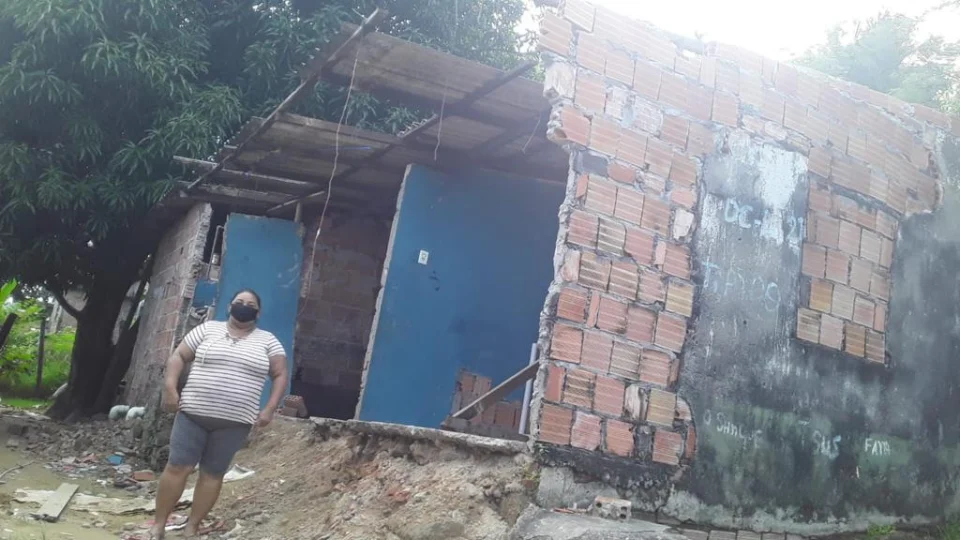 Mulher pede ajuda após perder tudo em desabamento da própria casa, na zona Norte