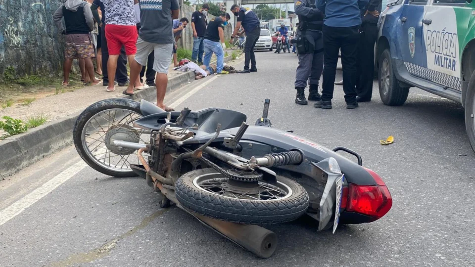 Mulher morre após ter moto atingida por ônibus na zona Norte de Manaus