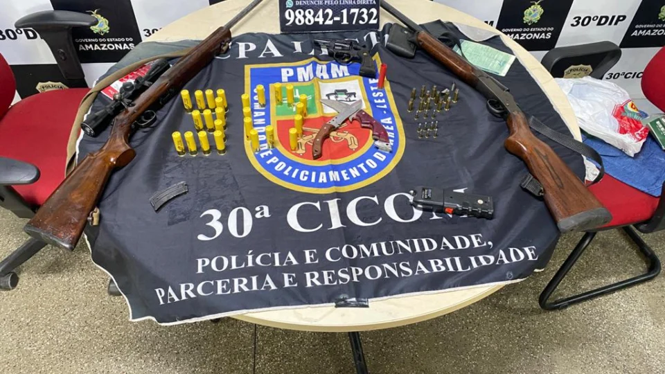 Homem é preso e armas são apreendidas pela polícia na zona Leste de Manaus