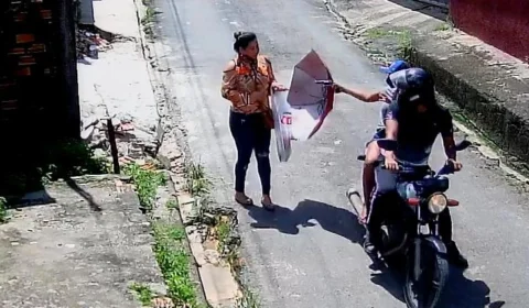 VEJA VIDEO;Casal em moto assalta vítima na Zona Norte de Manaus