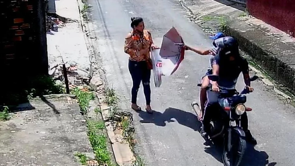 VEJA VIDEO;Casal em moto assalta vítima na Zona Norte de Manaus