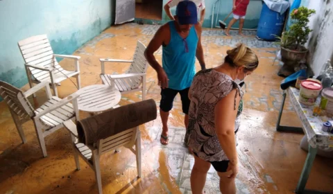 VEJA VÍDEOS – Rompimento de adutora resulta em alagamento de casa e perda de móveis, no Japiim; Moradores ficam sem fornecimento de água