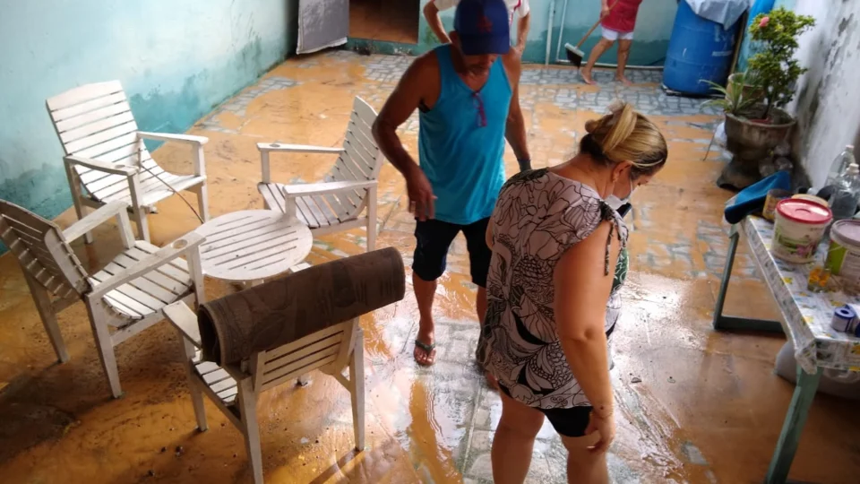 VEJA VÍDEOS – Rompimento de adutora resulta em alagamento de casa e perda de móveis, no Japiim; Moradores ficam sem fornecimento de água