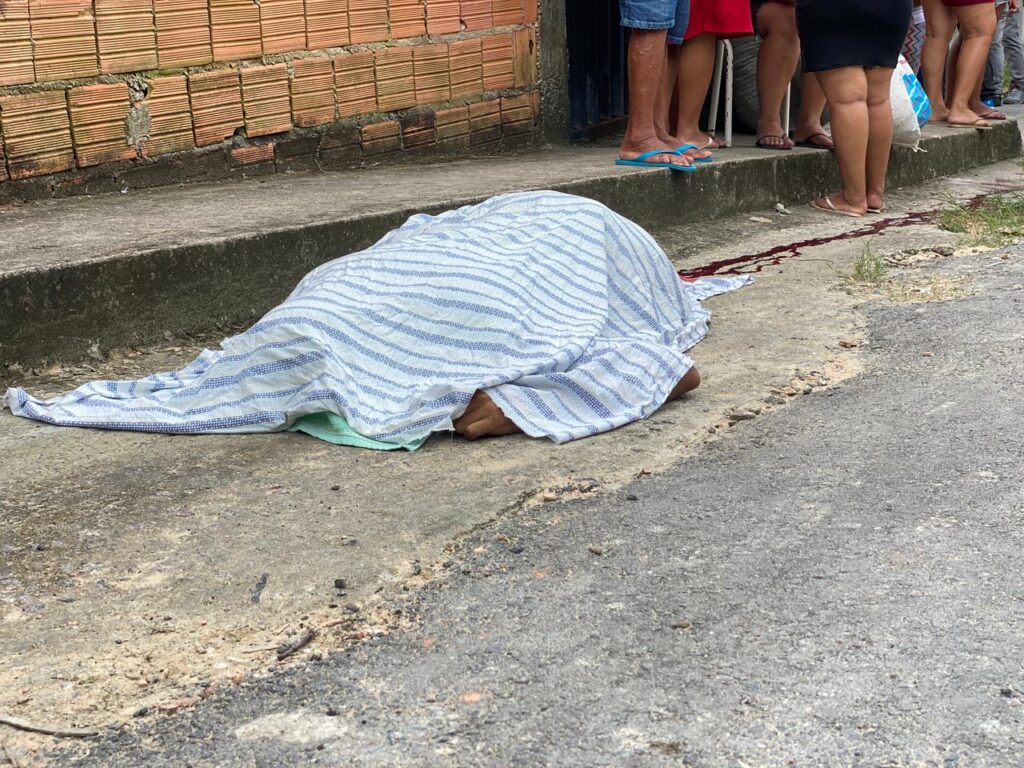 Criminosos matam homem a tiros no bairro Cidade de Deus, em Manaus.