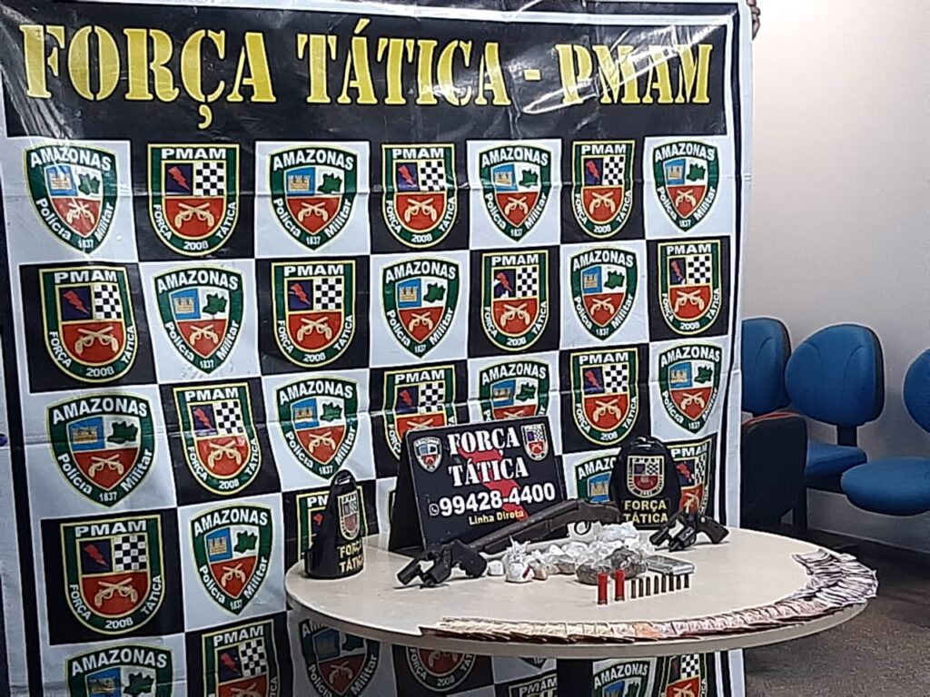 Trio é preso com armas, drogas e dinheiro na zona Leste da cidade.
