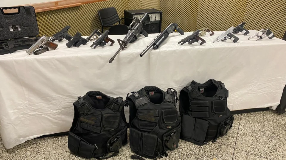 Operação da SSP-AM apreende 12 armas de fogo com membro de facção criminosa