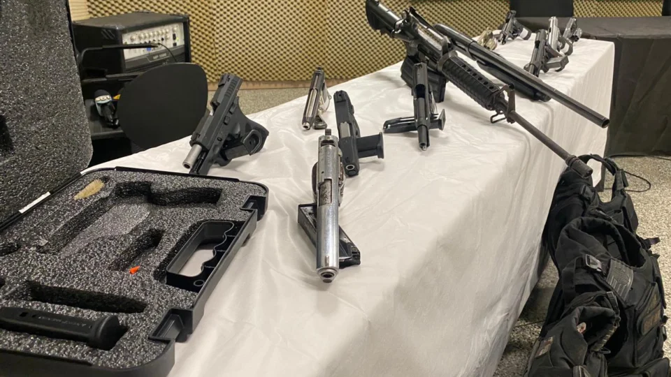 Veja vídeo: Operação apreende armas de fogo com membro de facção criminosa