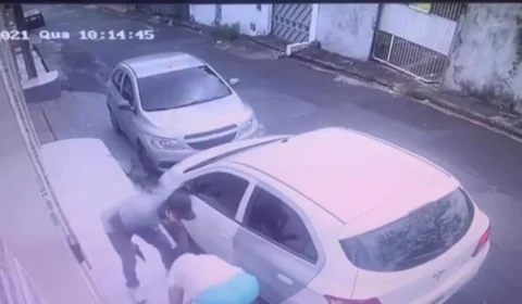 Mulher é abordada por assaltante em frente de residência e tem seu carro roubado; VEJA VÍDEO