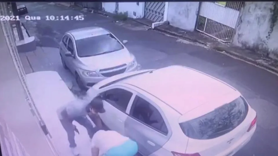 Mulher é assaltada e tem seu carro levado pelo criminoso; Veja vídeo