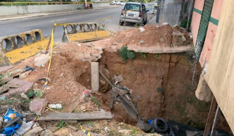 Mesmo após inúmeras denúncias, cratera permanece aberta e causa riscos a moradores da Avenida Brasil