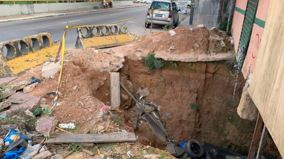 Mesmo após inúmeras denúncias, cratera permanece aberta e causa riscos a moradores da Avenida Brasil