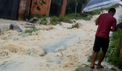 Moradores sofrem com transtornos em rua onde rede de drenagem rompeu na zona Norte