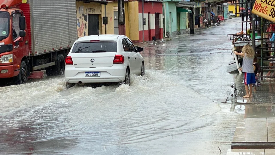 Bueiro entupido e chuva causam alagamento em rua na Comunidade Fazendinha