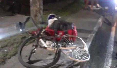 Horror: Entregador é atropelado e fica agonizando em via pública; Veja Vídeos