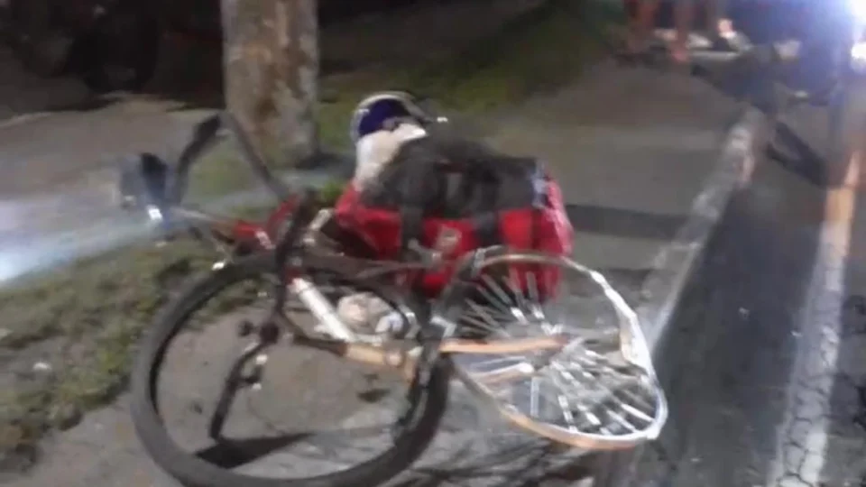 Horror: Entregador é atropelado e fica agonizando em via pública; Veja Vídeos