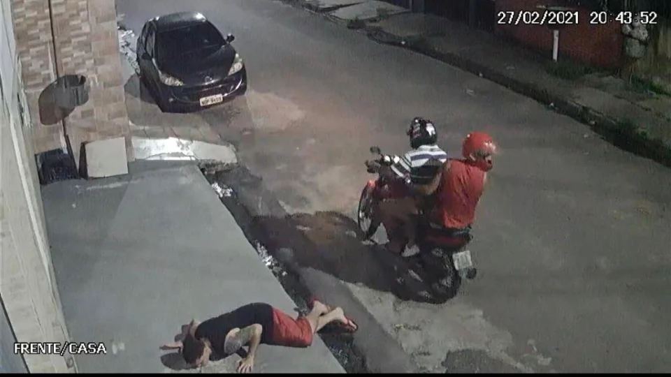 Em moto roubada, homens cometem assaltos no bairro Alvorada 2; Veja vídeos!