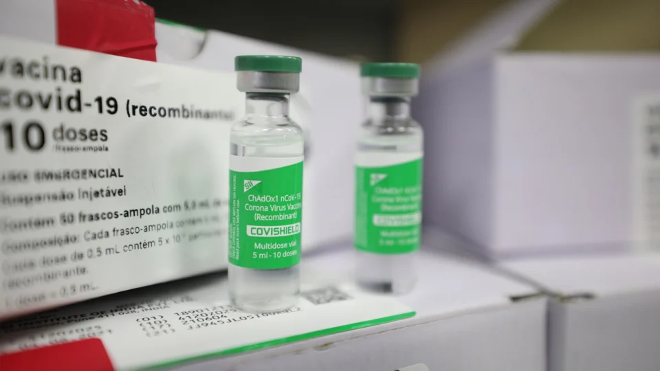 Governo do AM recebe duas mil doses da vacina AstraZeneca contra a Covid-19