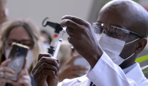 Segundo a Opas, o impacto de vacinas na pandemia vai levar meses