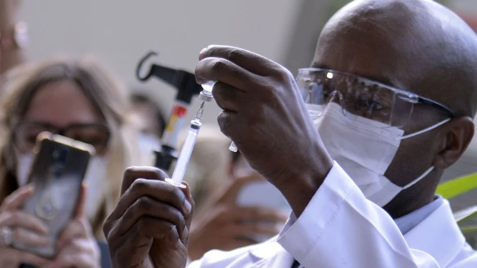 Profissionais da saúde que ainda não foram vacinados devem preencher formulário; Saiba Mais