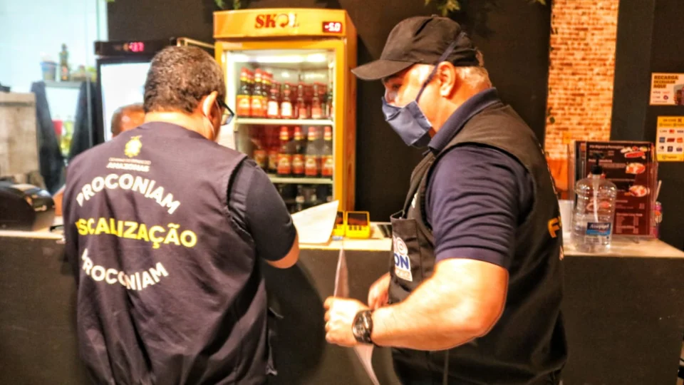 Estabelecimentos são autuados e embarcações apreendidas por descumprir decreto;Veja vídeo