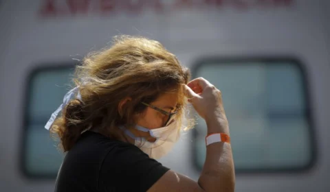 Pessoas que tomaram a 1ª dose da vacina devem continuar usando máscara e manter cuidados para evitar a Covid-19