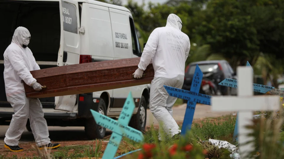 Cemitérios de Manaus registram 57 sepultamentos de vítimas da Covid-19 nesta quinta-feira (11)
