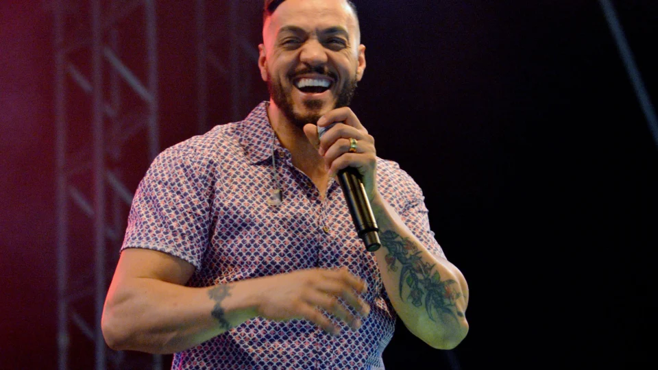 Cantor Belo é preso por fazer show durante pandemia em escola na Maré no último sábado (13)