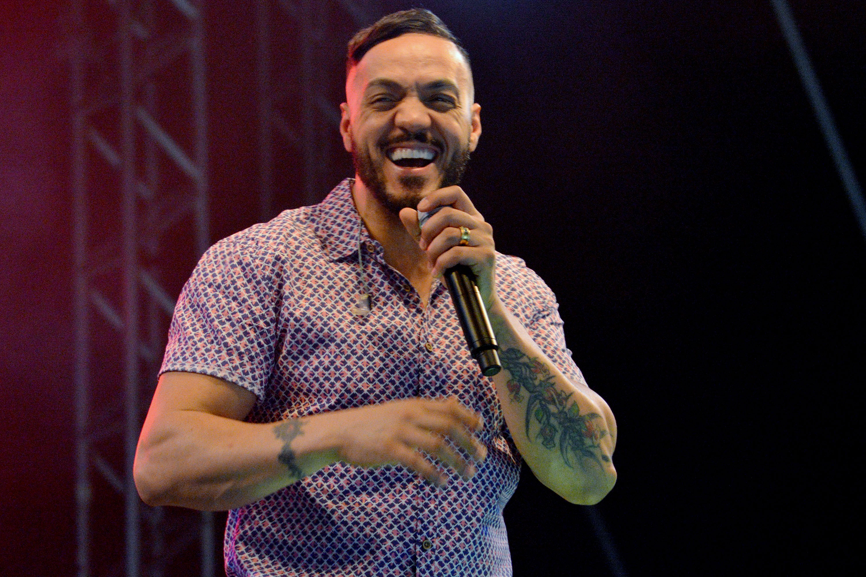 Cantor Belo é preso por fazer show durante pandemia em escola na Maré no último sábado (13).