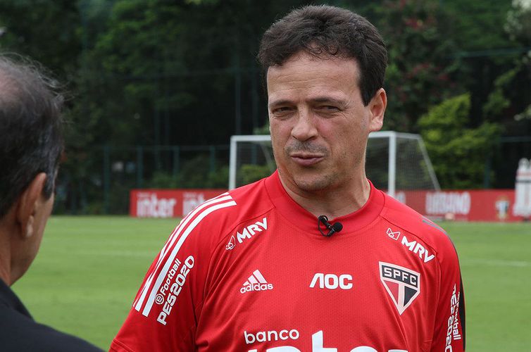 Com título longe, São Paulo demite Fernando Diniz após nova derrota.