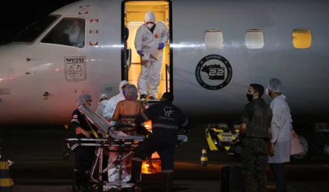 Governo do Amazonas transfere 18 pacientes em tratamento da Covid-19 para Curitiba