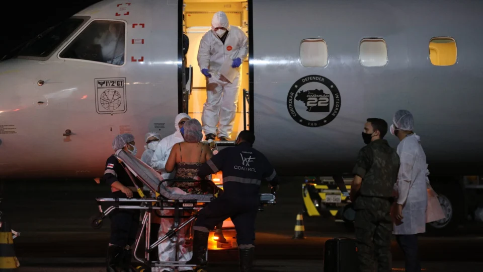 Governo do Amazonas transfere 18 pacientes em tratamento da Covid-19 para Curitiba