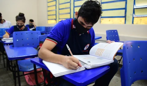 Cursinho pré-vestibular transmitirá online aulas preparatórias para o Enem a alunos da rede estadual