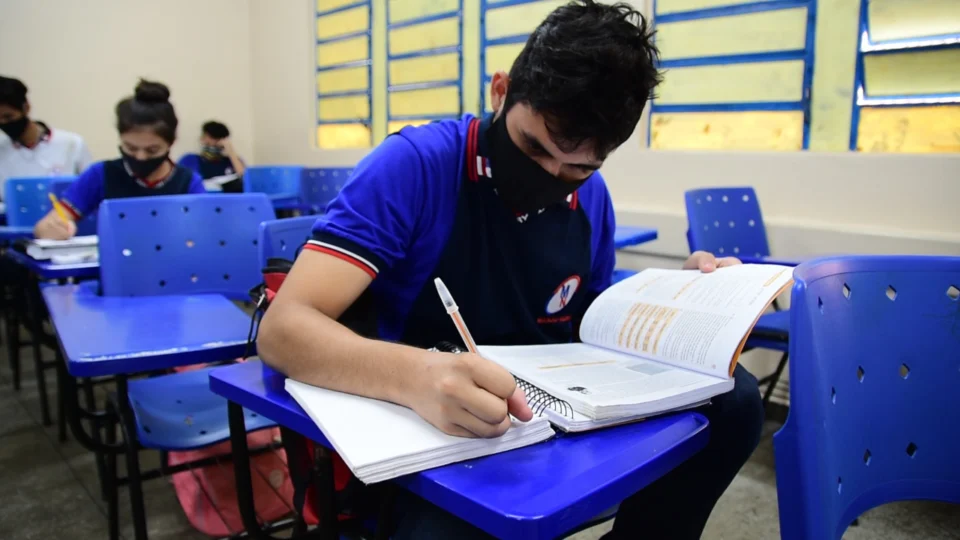 Cursinho pré-vestibular transmitirá online aulas preparatórias para o Enem a alunos da rede estadual