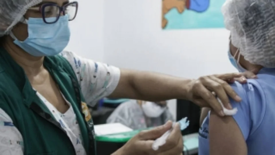 Em Manaus, 90% dos profissionais da saúde já foram imunizados; Saiba Mais