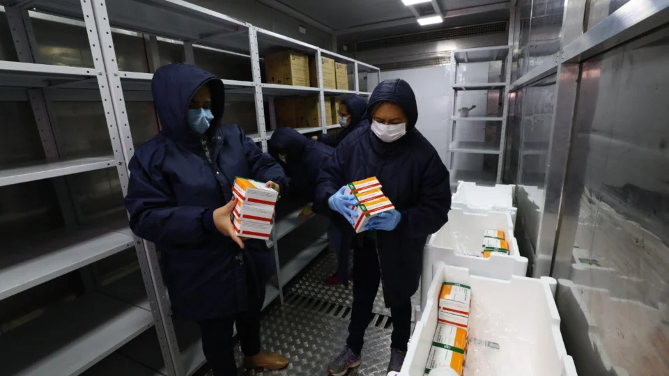 Mais de 96 mil doses de vacina recebidas neste domingo já começam a ser distribuidas nesta segunda (08)